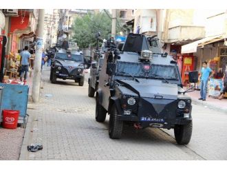 Polis Diyarbakır’daki Barikatları Dozerlerle Yıktı