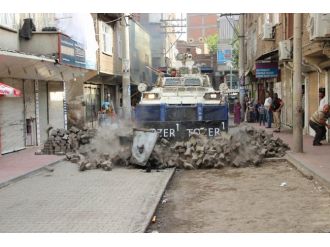 Polis Barikatları İş Makineleriyle Yıktı