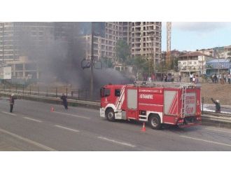 Kamyon Yangını Yolu Bir Saat Trafiğe Kapattı