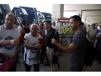 Bem-bir-sen’den Doğu Ve Güneydoğuya Giden Yolculara Karanfil Ve Çikolata