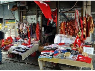 Kırtasiyeler Bayrak Talebine Yetişemez Oldu