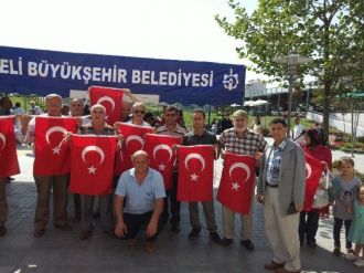 Büyükşehir Binlerce Türkiye Bayrağı Dağıttı