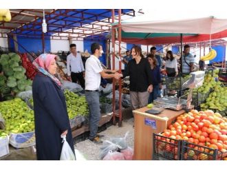 Edremit Belediyesi’nin Sebze Ve Meyve Yetiştiricileri Pazarı’na Yoğun İlgi