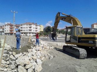 Şantiyeyi Basan 2 Kadın, Görevliye Baltayla Saldırdı