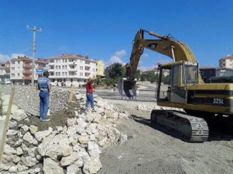 Şantiyeyi Basan 2 Kadın, Görevliye Baltayla Saldırdı