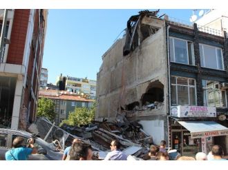 Üsküdar’da 5 Katlı Bina Çöktü