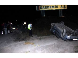 Polisten Kaçan Alkollü Sürücü Park Halindeki Araca Çarptı: 2 Yaralı