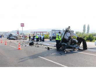 Kamyon, Minibüsü İkiye Böldü, O Anlar Kameraya Yansıdı: 1 Ölü, 1 Yaralı