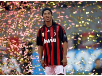 Ronaldinho ortada kaldı