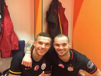 Podolski’den taraftara: Seni sevmeyen ölsün