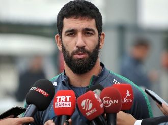 Arda Turan’dan Van Persie’ye gönderme