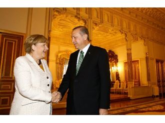 Erdoğan, Merkel’le bir araya geldi