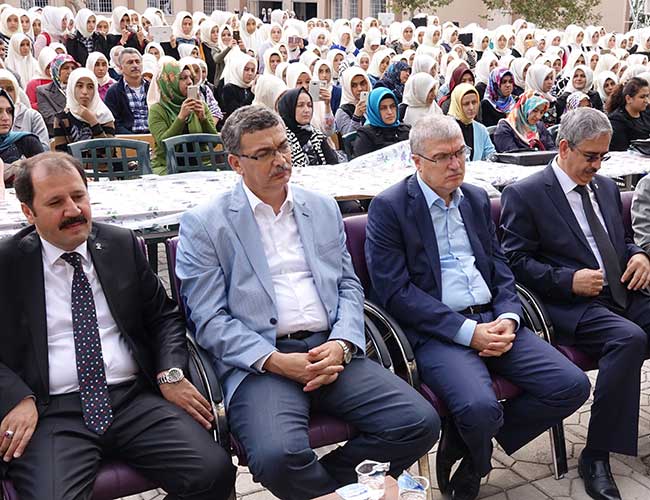 Kız İmam Hatipten Muhteşem Aşure