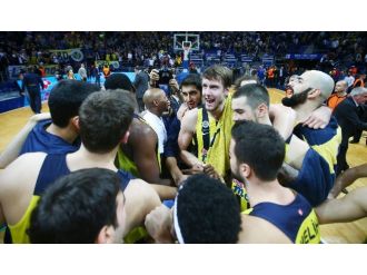 Fenerbahçe son şampiyonu devirdi