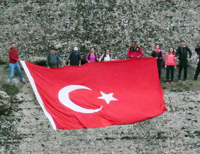 Zirvede Türk Bayrağı Açtılar