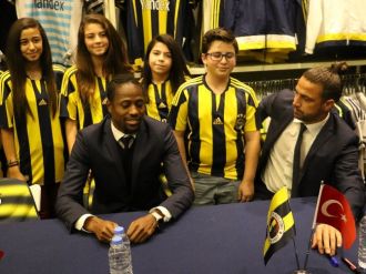 Fenerbahçeli oyuncular imza dağıttı