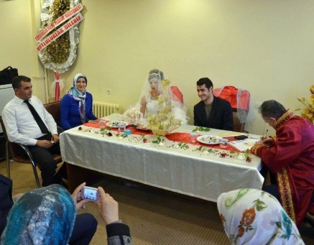 Nikah Masasında İşaret Diliyle "Evet"