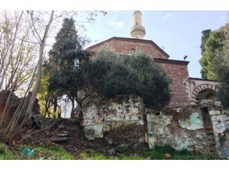 Tarihi cami tinercilerin mekanı oldu