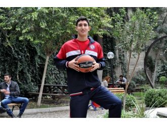 Basketbolun 2.06’lık en küçük oyuncusu