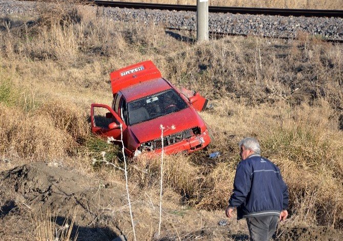 Otomobil Takla Atarak Yoldan Çıktı: 3 Yaralı