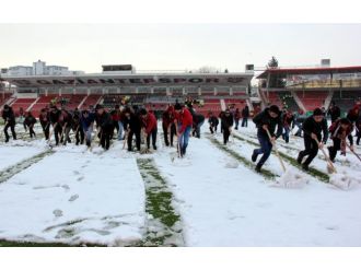 Süper Lig maçı öncesi yüzlerce taraftar sahaya indi