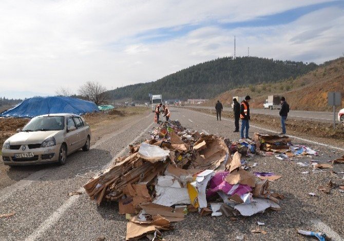 Yola Düşen Atık Kağıt Balyaları Trafiği Aksattı