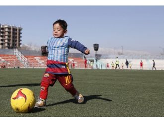 Poşetten Messi forması giyen çocuk hayaline kavuşuyor