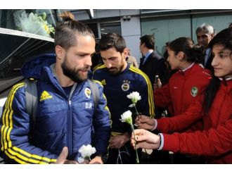 Fenerbahçe Diyarbakır’da çiçeklerle karşılandı