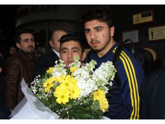 Bursa’da Ozan Tufan’a çiçekli karşılama