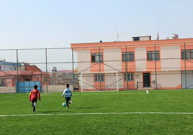 Karaziyaret Mahallesi’ne Halı Saha Yapıldı