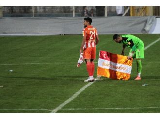 Derbi sonrası stadın ortasına bayrak diktiler