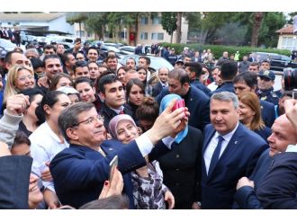 Başbakan Davutoğlu vatandaşlarla selfie çekti