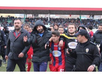 Yeşil sahada inanılmaz olay: Rakibini ısırdı sonrası malum