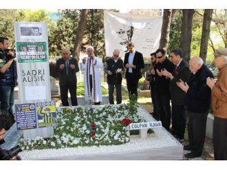 Sadri Alışık doğum gününde kabri başında anıldı