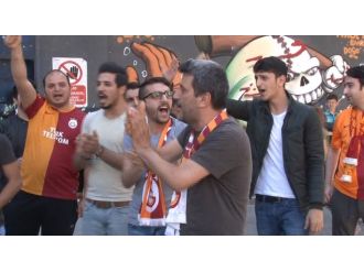 Galatasaray Lisesi önünde ’istifa’ eylemi