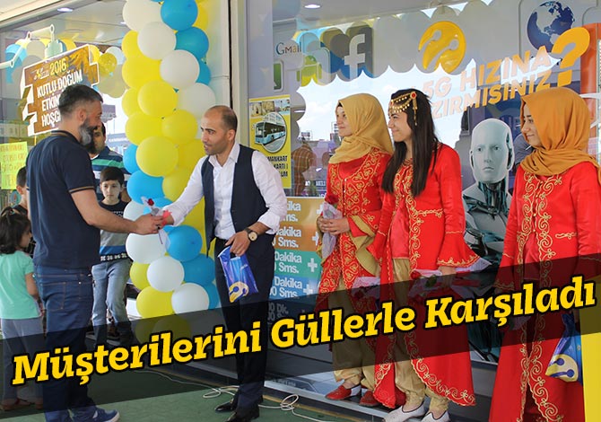 Müşterilerini Güllerle Karşıladı