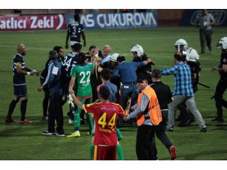 Adana’da saha karıştı: Kulüp müdürüne uçan tekme