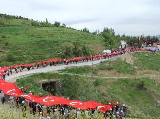 ’Ermeni Soykırımı’ İddialarına Karşı Dev Türk Bayrağıyla Yürüdüler