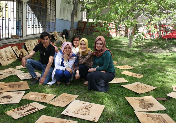 Ahşap Yakma Ve El Sanatlarını Eğitimi Başarıyla Tamamladı