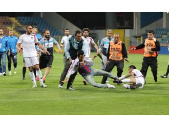 Karabük’te futbolcudan taraftara tekme