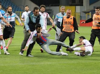 Kendisine tekme atan futbolcudan şikayetçi oldu