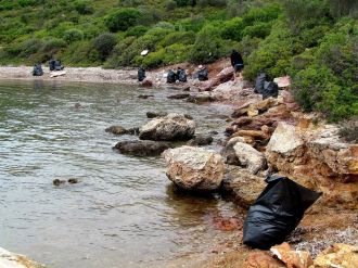 Çeşme koylarından 2 ton çöp çıktı