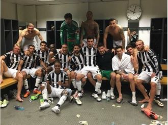 Beşiktaşlı futbolculardan galibiyet pozu