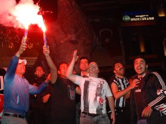 Beşiktaş taraftarı şampiyonluk kutlamalarına başladı bile