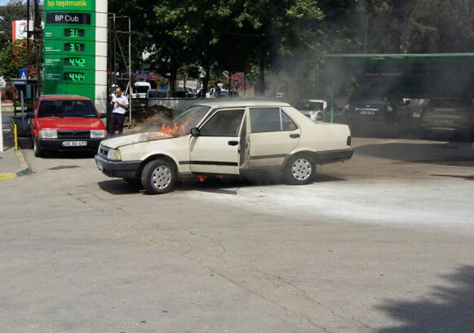 PETROL İSTASYONUNDA BİR ARAÇ YANDI