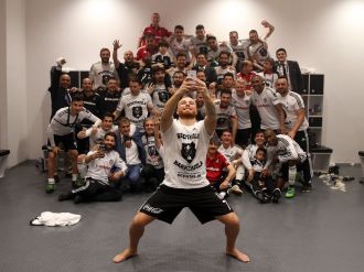 Beşiktaşlı futbolculardan şampiyonluk pozu