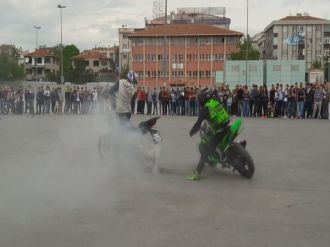 Motor tutkunu gençlerden tehlikeli gösteri