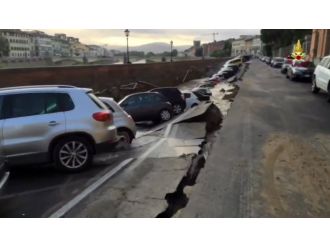 Yol çöktü, araçlar çukura düştü