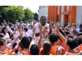 NBA yıldızı İstanbul’da öğrencilerle buluştu