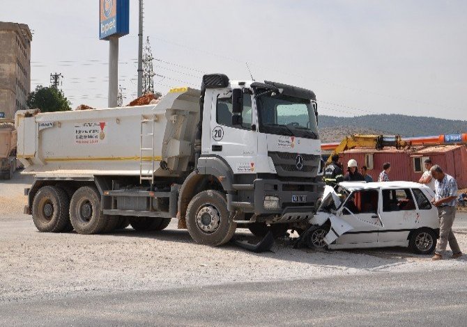 Otomobil Kamyonun Altına Girdi